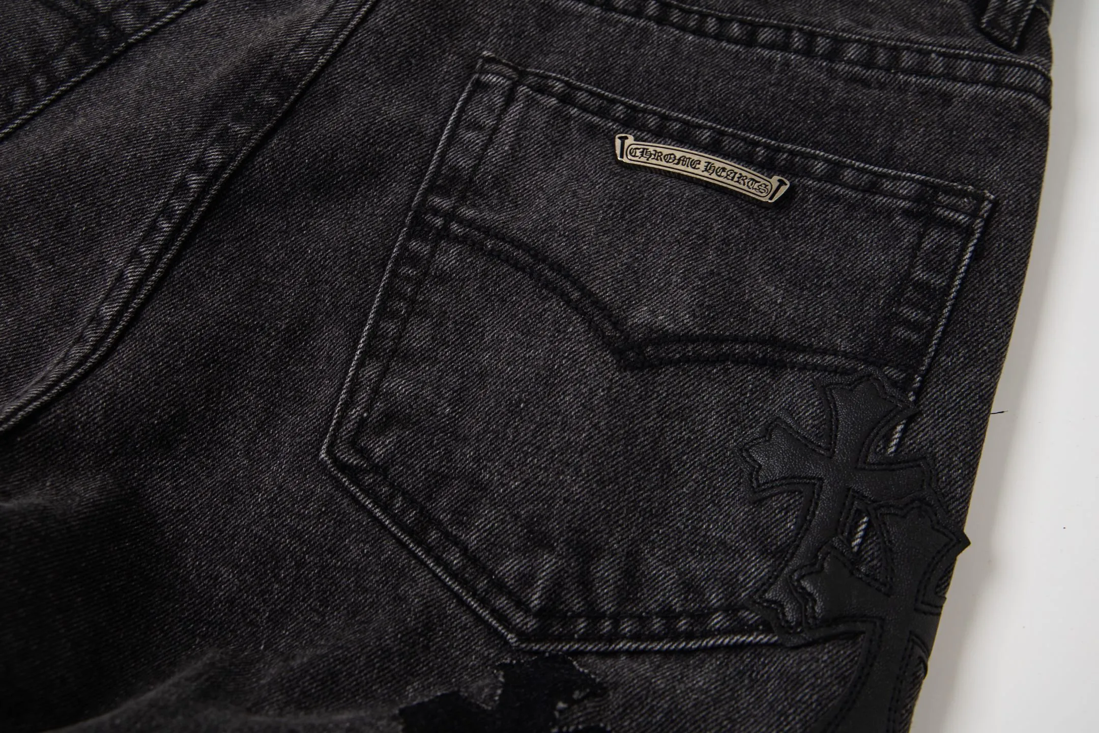 P300 💰 (Top version) Chrome Hearts Black Pinduo Black Leather Big Devil Cow King jeans. CH jeans need to be washed and then disassembled and hand-stitched with sheepskin cross leather and then spliced to complete. The whole process is too complicated to describe. About Chrome Hearts This is an extremely luxurious fashion brand that can also be called the nobility of the high street. It has always been an exclusive brand for some hipsters or the rich second generation. Compared with ordinary high streets, it is more luxurious and noble. Compared with luxury brands, it has a more fashionable personality. It has always been a brand that I have a special liking for. Color: black Size: 28-30-32-34-36 (corresponding to S-M-L-XL-XXL)
